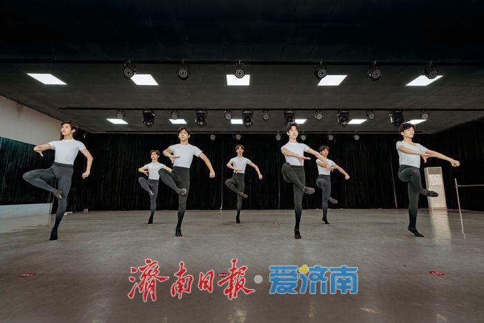 汗浸练功房，足尖起落间，山东舞蹈生冲刺统考