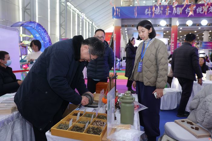 2025山东工艺美术博览会在济开幕 万余件“山东手造”精品集中亮相