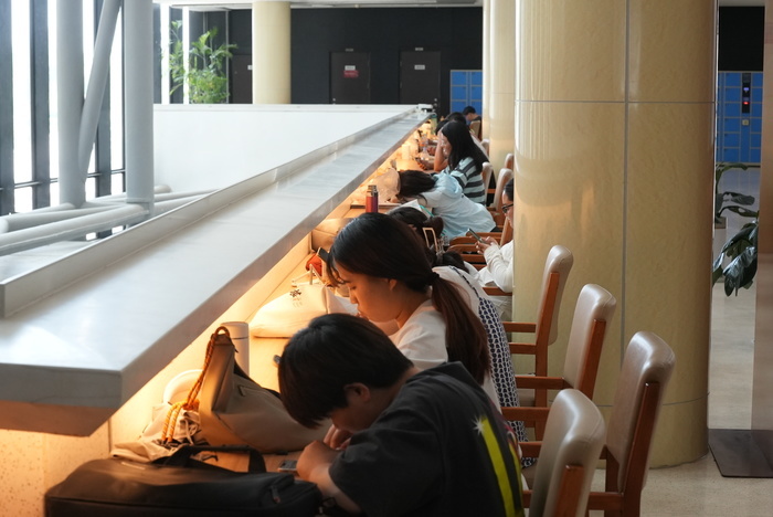 济南持续高温天气 图书馆成消暑新去处