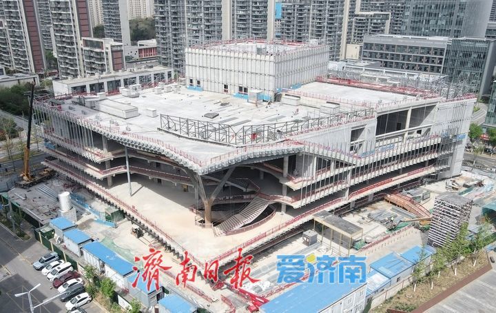 济南中央商务区艺术剧院项目开始外立面幕墙施工