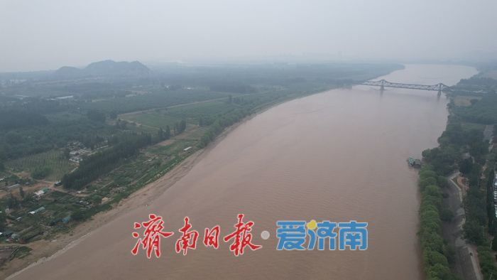 烟雨朦胧，黄河畔宛如水墨画卷
