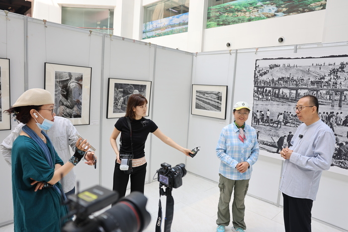 潘鲁生参观“黄河儿女——王超英摄影五十年原作展”，点赞光影瞬间的纪实魅力