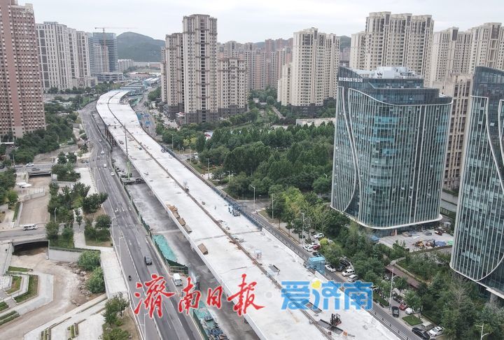 济南凤凰黄河大桥南延工程经十路以南段首条下桥匝道浇筑成型