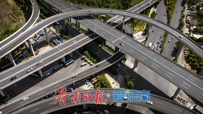 凤凰山立交桥：蓝天下的立体交通绿廊