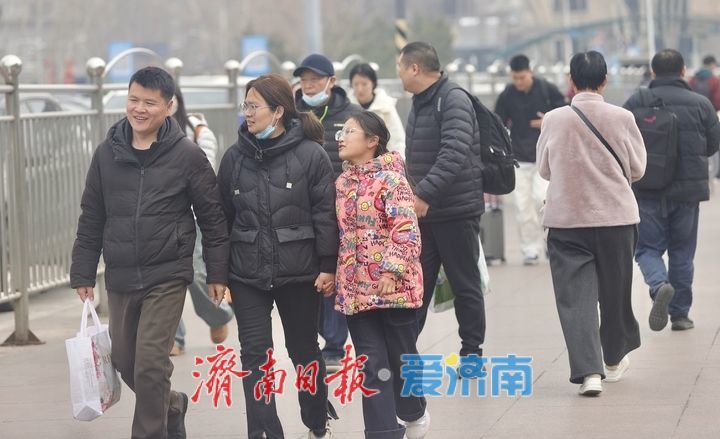 开学季来临 济南火车站返校学生与返乡旅客齐涌