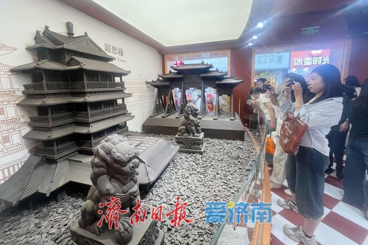 巧克力复刻泉城景点！芙蓉街“甜蜜地标”引游客打卡