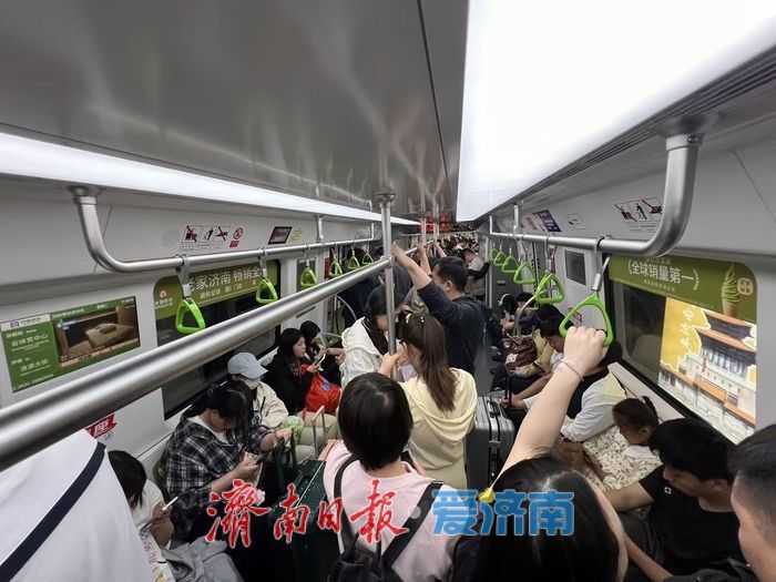 返程高峰：4号线东向车厢满员 行囊载归途