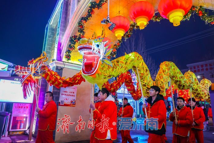 金龙巡游遇潮玩快闪 环联夜市点亮泉城元宵夜