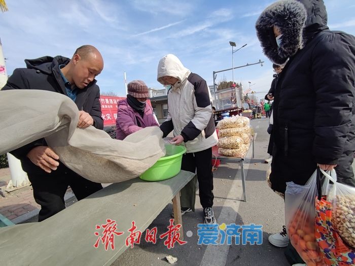 人头攒动购年货 烟火升腾年味浓