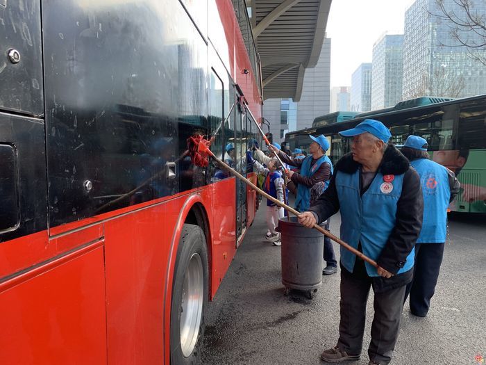 新春坚守显公交担当 暖心慰问鼓前行干劲——“房泽安热线”志愿服务中心慰问节日坚守一线公交职工