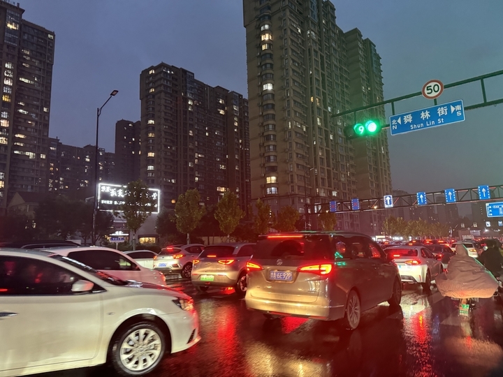 晚高峰降雨集中，济南部分道路出现压车现象，不少下班族选择公共交通返程