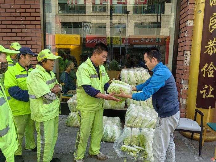 大爱暖深秋！这份暖心馈赠，致敬街巷里的城市微光