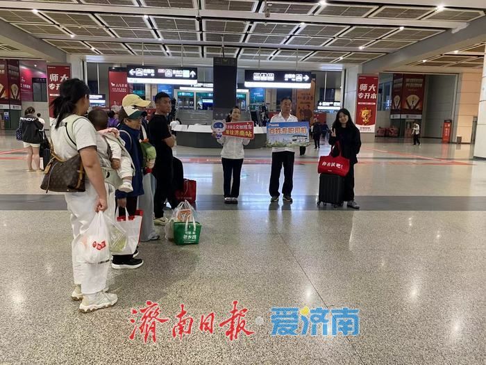国庆长假首日凌晨，100余名晚到旅客坐上了公交延时服务车