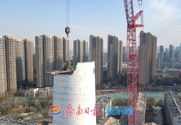 进展顺利，济南东新热电厂烟囱破拆过半