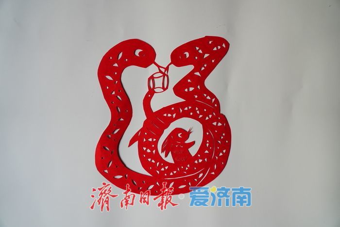 74岁手艺人匠心独运，创作260幅生肖蛇剪纸迎新春
