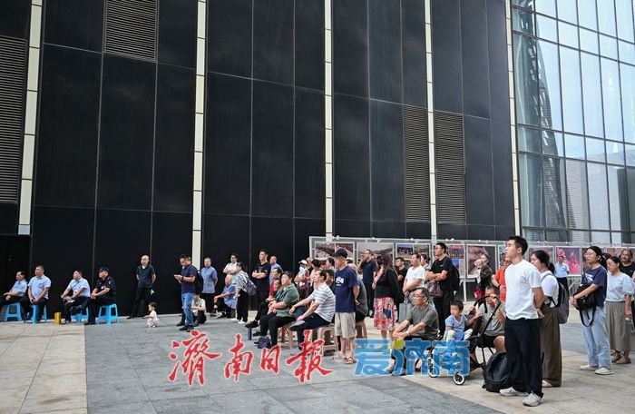 济南市三馆过道屏幕直播阅兵 群众驻足共缅历史