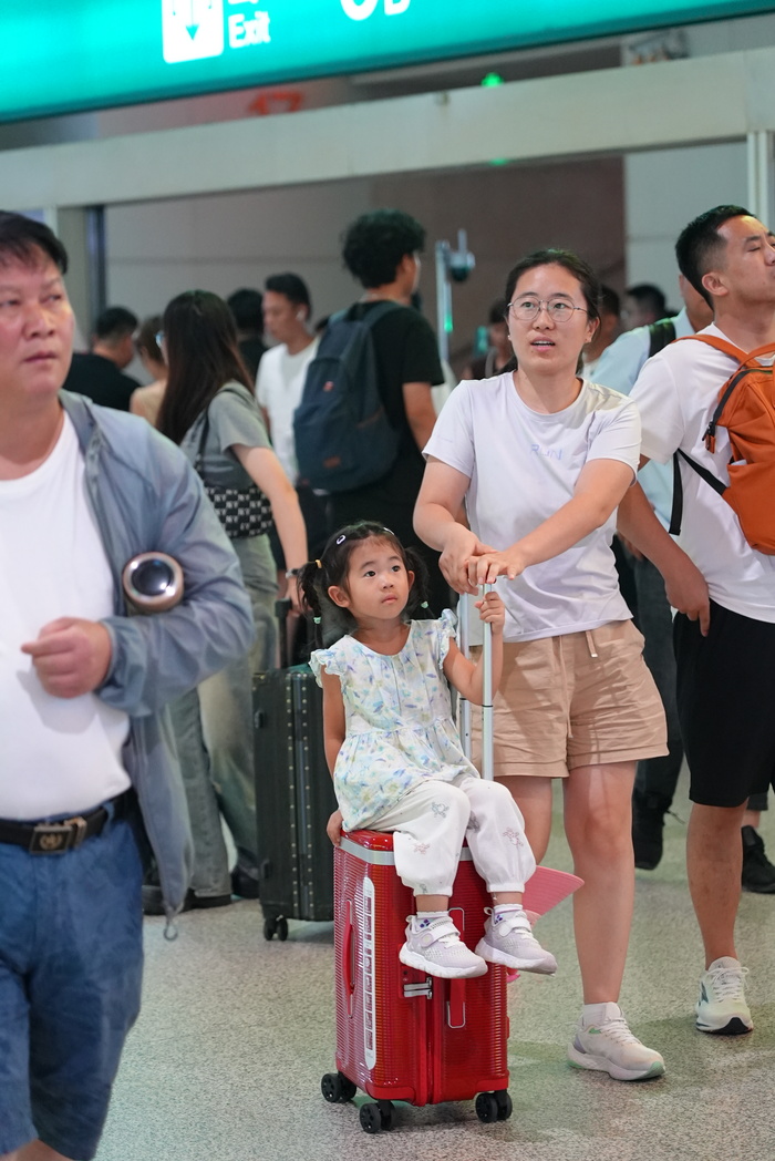 暑运临近尾声 济南西站迎客流高峰