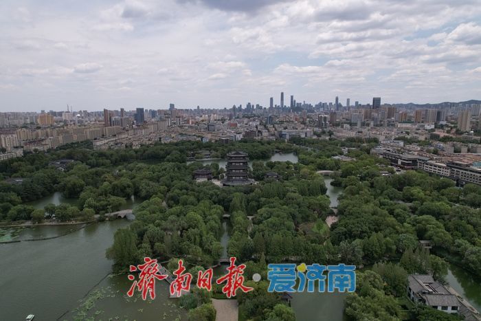 一年四季 泉在济南丨盛夏大明湖宛若仙境，蓝天白云映衬生态画卷