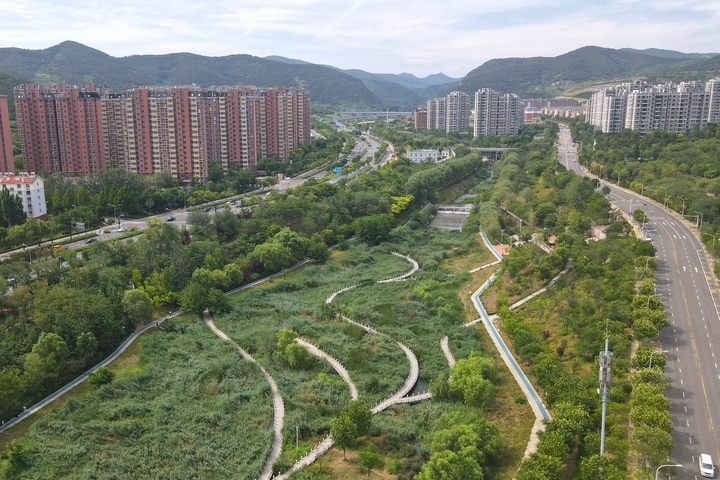 水天一色、溪水潺潺，夏日龙鼎滨水公园秀出高“颜值”