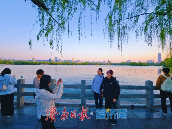 明湖晚霞醉游人 打卡热潮绘就泉城浪漫画卷
