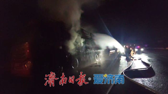 货车行驶途中突然起火，消防紧急救援