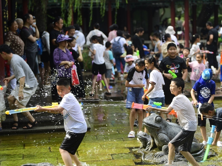炎炎夏日无泉水不欢乐，泉城版“泼水节”精彩上演