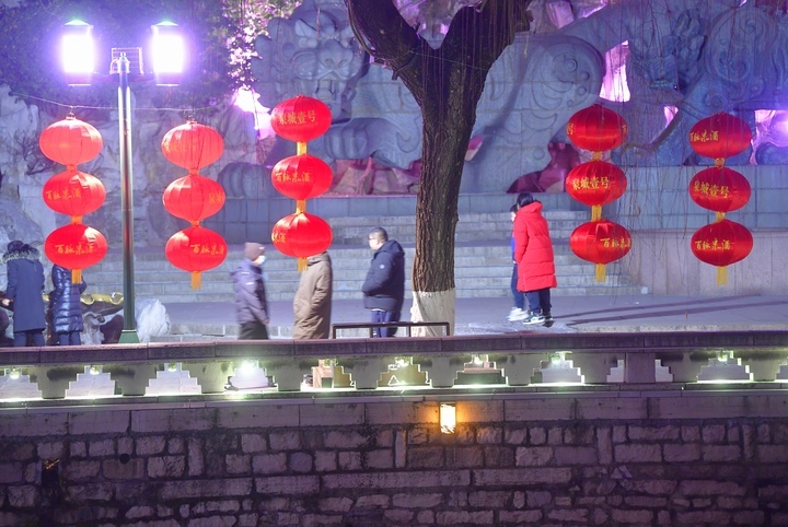 大红灯笼高高挂，浓浓年味扑面来