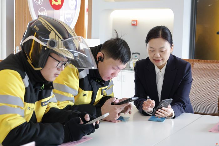 社保服务主动上门 为新就业形态劳动者撑起“保障伞”