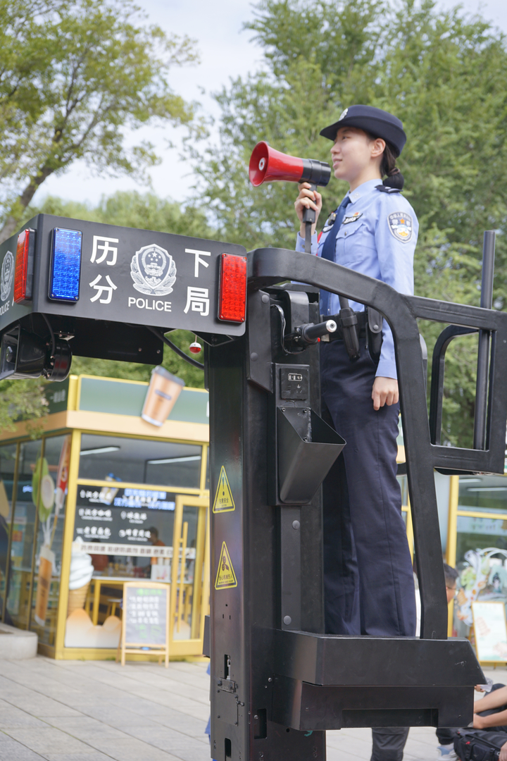 节日景区增添一抹“平安亮色” 机器人“历小警”喊你来玩反诈“大转盘”