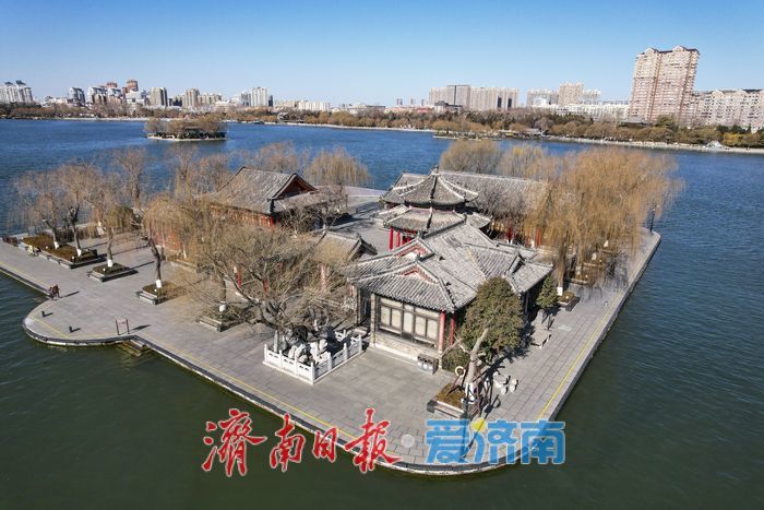 泉城天空湛蓝如洗，佳节将至万象新