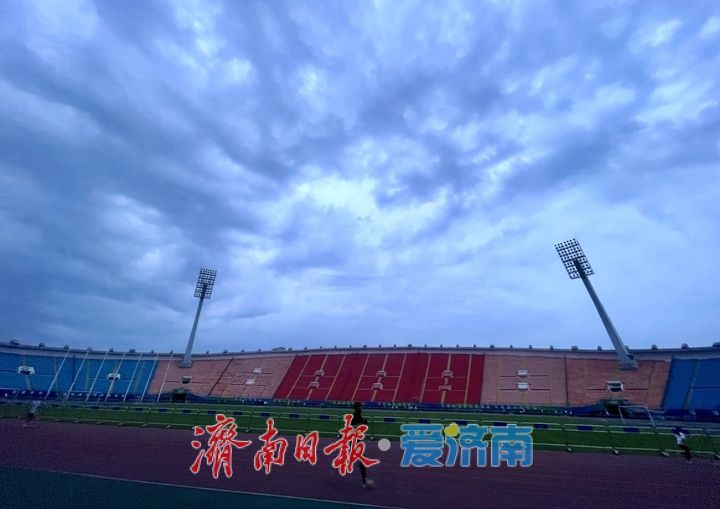 济南傍晚强对流天气来袭，雷电大风伴随降温