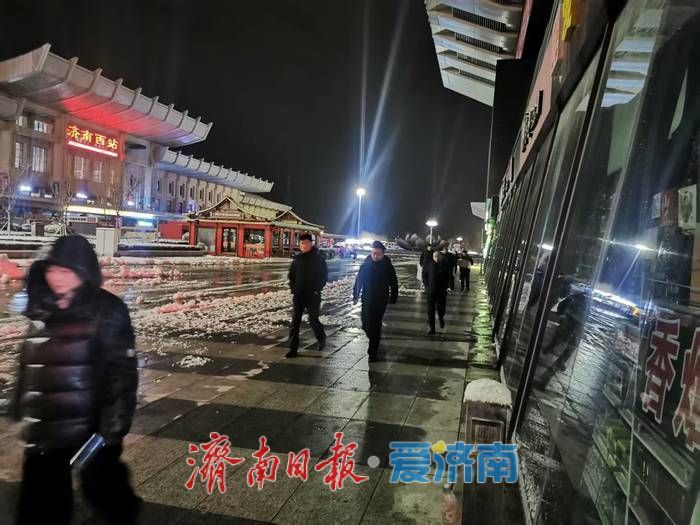 暴雪夜高铁晚点 济南公交延时服务暖人心