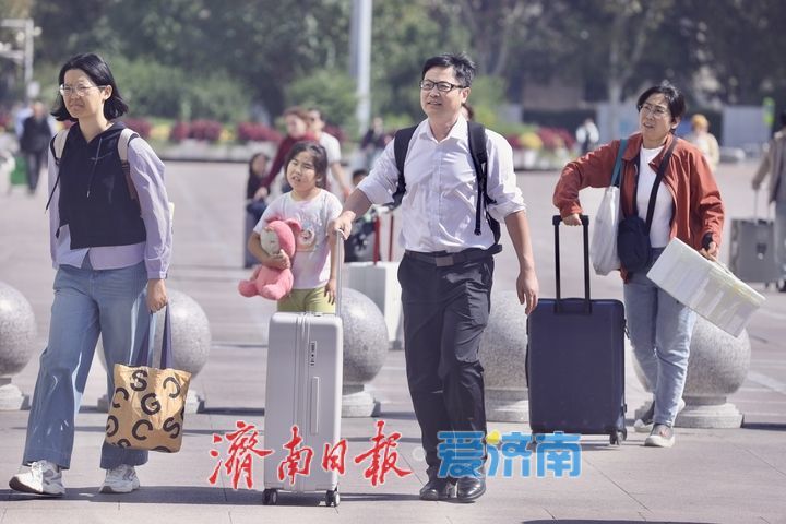 国庆假期尾声，济南火车站广场归客如织