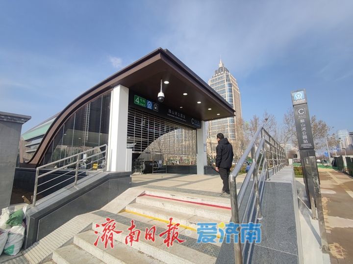 济南轨交四号线腊山河公园站围挡拆除，出入口亮相