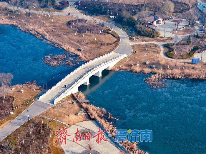 冰凝绘盛景 华山湖冬日冰封如入水墨长卷