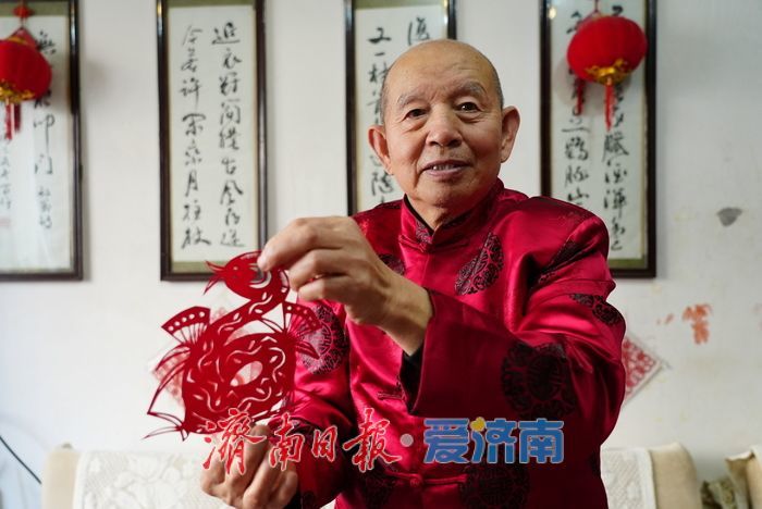 74岁手艺人匠心独运，创作260幅生肖蛇剪纸迎新春