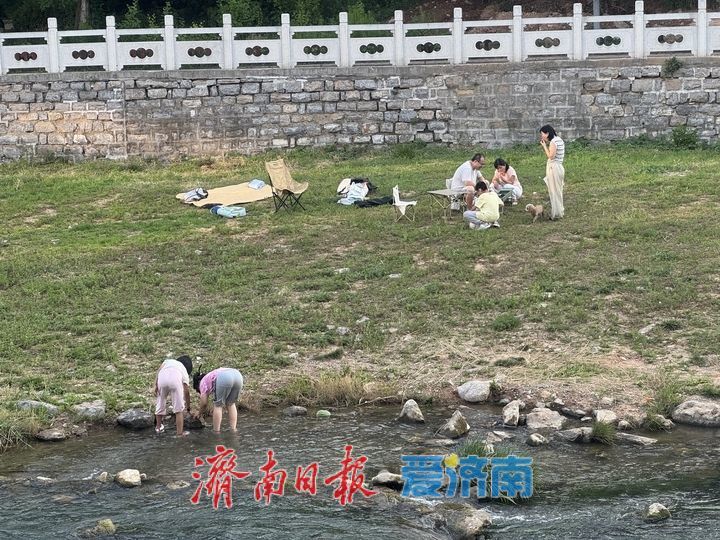 高温周末寻清凉 龙鼎滨水公园成市民戏水好去处
