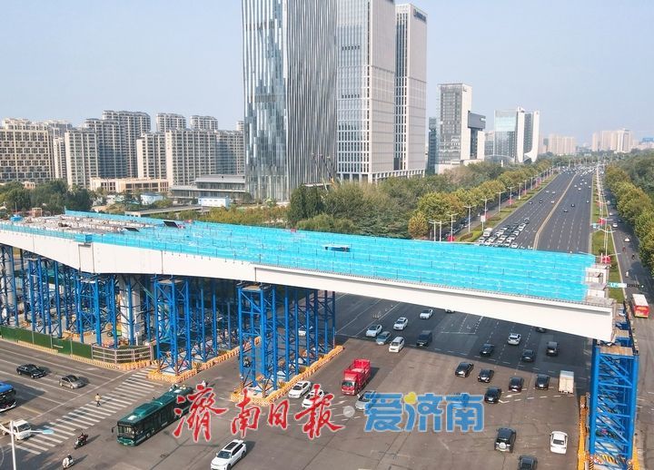 济南凤凰黄河大桥南延工程钢箱梁开始上跨经十路