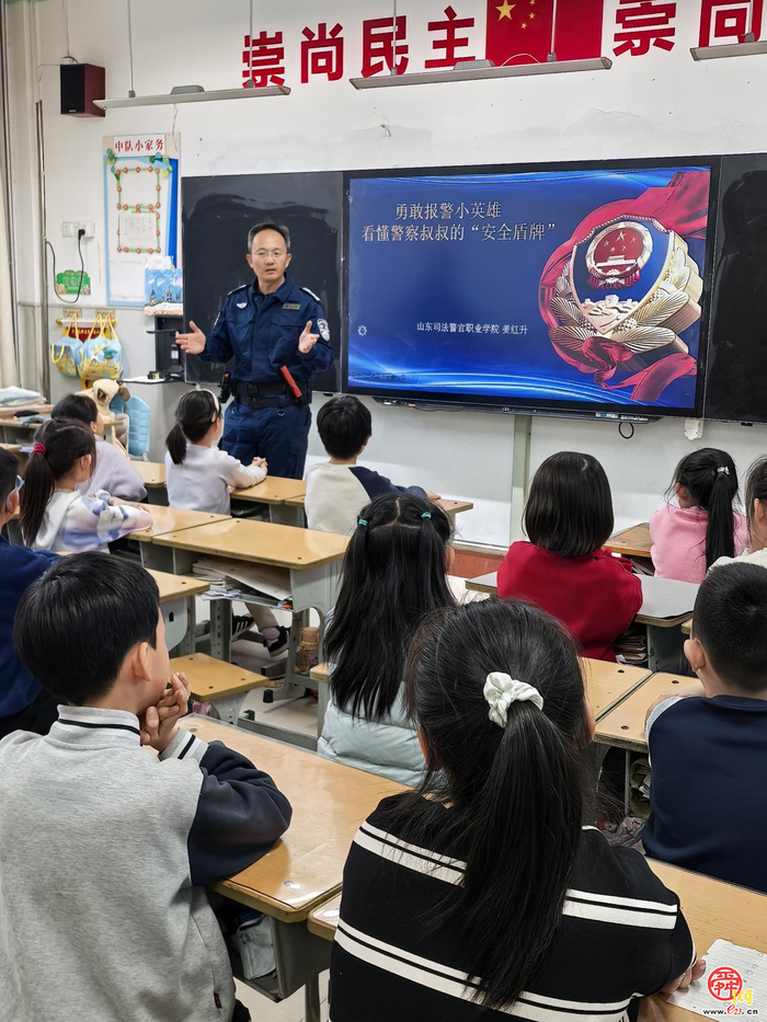 警校携手育新苗 安全种子润童心? ——勇敢报警小英雄 看懂警察叔叔的“安全盾牌”
