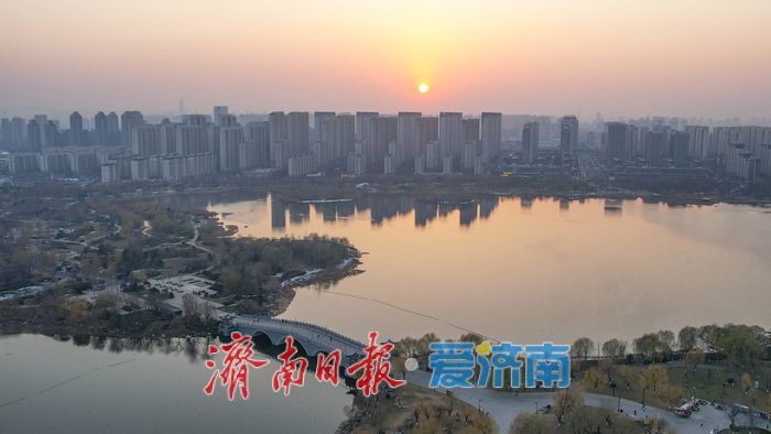 湖映霞光，醉美华山