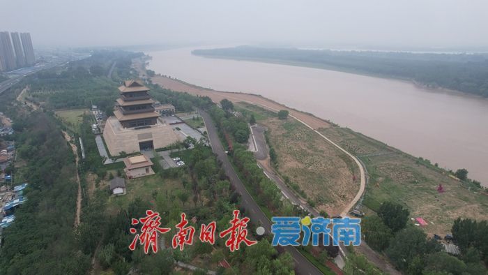 烟雨朦胧，黄河畔宛如水墨画卷