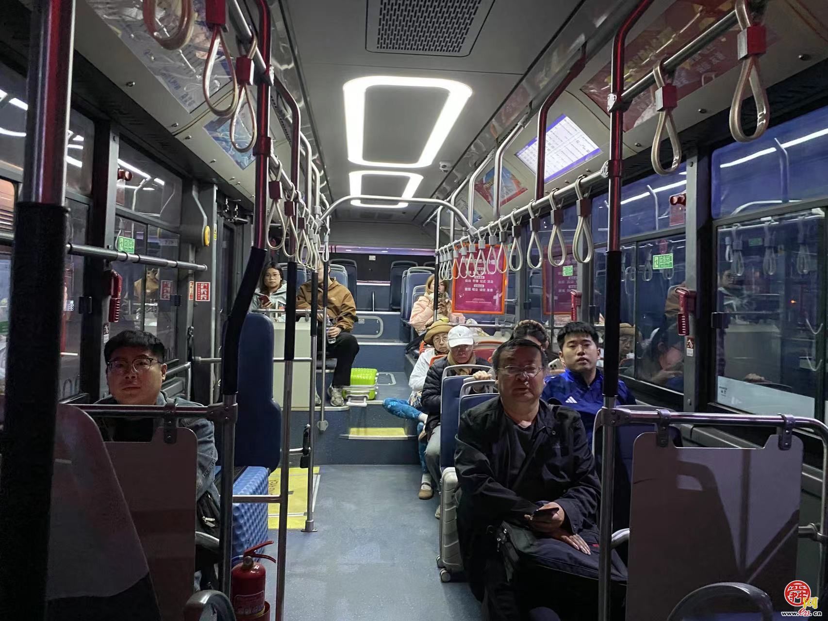 济南公交24小时不打烊 护航清明返程“最后一公里”