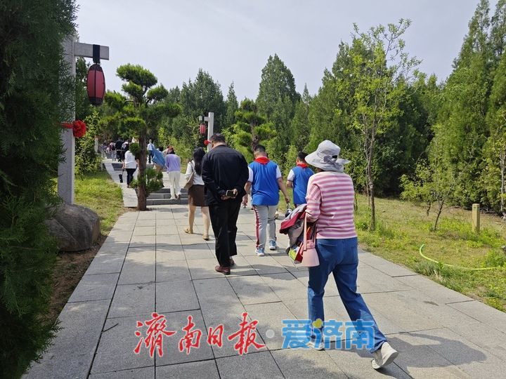 春日游园正当时 花香药韵醉游人