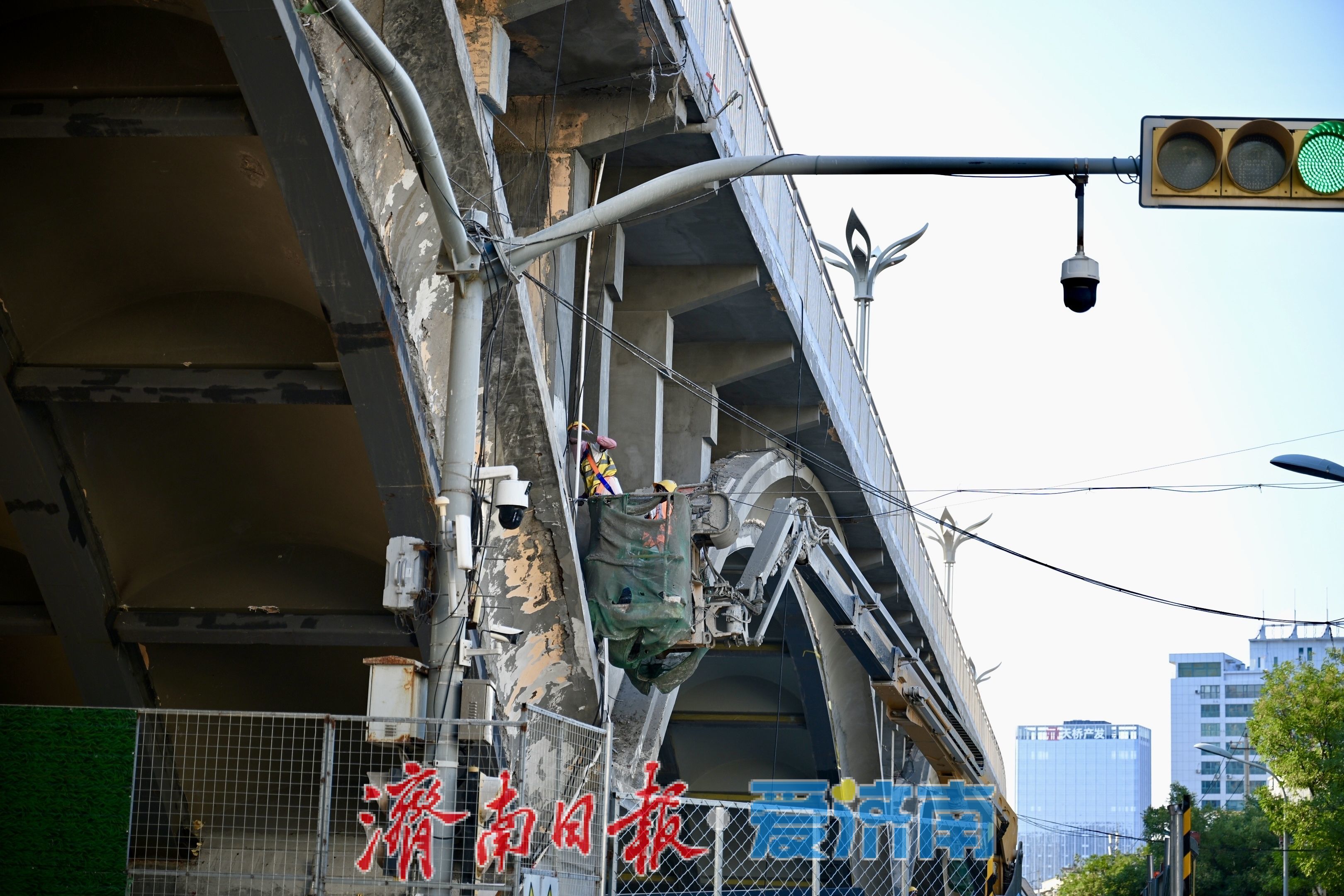 纬二路跨铁路天桥维修改造工程稳步推进 预计9月底全面完工