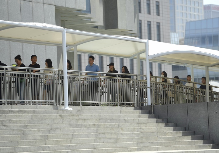 济南：省博风雨棚“上岗” 遮阳挡雨暖民心