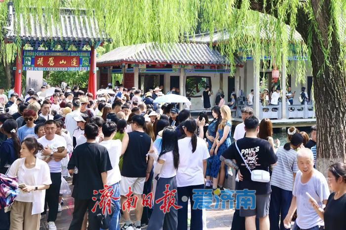 一年四季 泉在济南丨雨后趵突泉水位显著回升 高温天游客赏泉热情不减