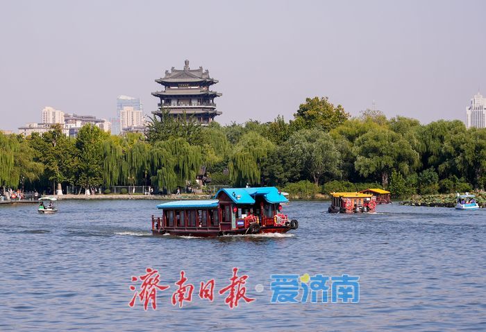 画舫荡漾赏湖光 假期明湖秋景引客来