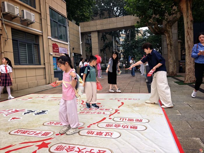 【你好 一年级】雏燕逐梦 红星启航 ——济南市历下区燕山小学举行2026级新生入学仪式