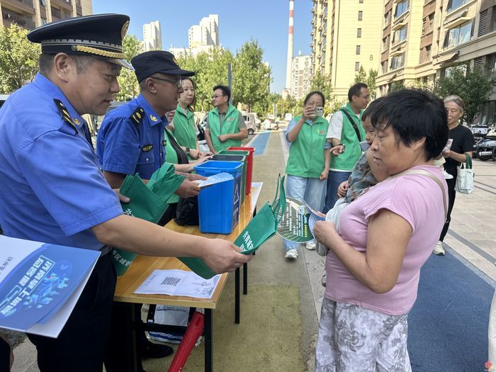 一对一教用“掌上城管”，趣味游戏学垃圾分类——市智慧城管中心深入济齐路社区