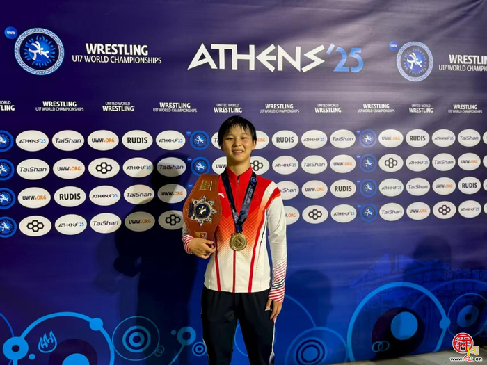 济南小将姜佳清 勇夺世界U17摔跤锦标赛冠军